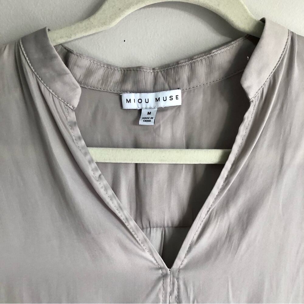Miou Muse Silky Dropped Shoulder V-Neck Silver Gray Blouse Women's Size M - Picture 3 of 8